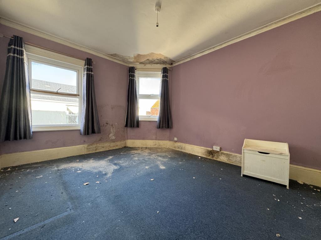 Lot: 34 - MIXED USE PROPERTY WITH SEA VIEWS - Bedroom One to Flat A